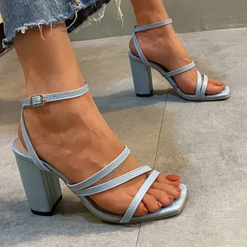 2023 Yaz Moda Bayanlar Burnu açık yüksek topuklu sandalet Basit Kare Ayak Toka Kayış Dar Bant Elbise Parti Roma Sandalet Bayanlar