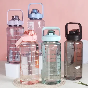 2L büyük kapasiteli plastik saman su bardağı, açık spor su şişesi ile taşınabilir, şık ve minimalist saman fincan askısı