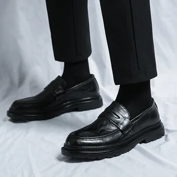 Ayakkabı Erkekler için 2023 Sıcak Satış üzerinde Kayma Deri rahat ayakkabılar İlkbahar ve Sonbahar Yuvarlak Ayak Katı Tıknaz Topuklu İş iş ayakkabısı