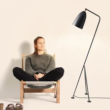 Iskandinav Yaratıcı Üç Ayaklı Zemin Lambası Minimalist Yatak Odası Oturma Odası çalışma lambası Modern Başucu Ayarlanabilir Dikey Masa Lambası