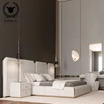 Çift kişilik yatak İtalyan tarzı ışık lüks high-end özel ana yatak odası deri sanat yatak metal eleman başucu masa